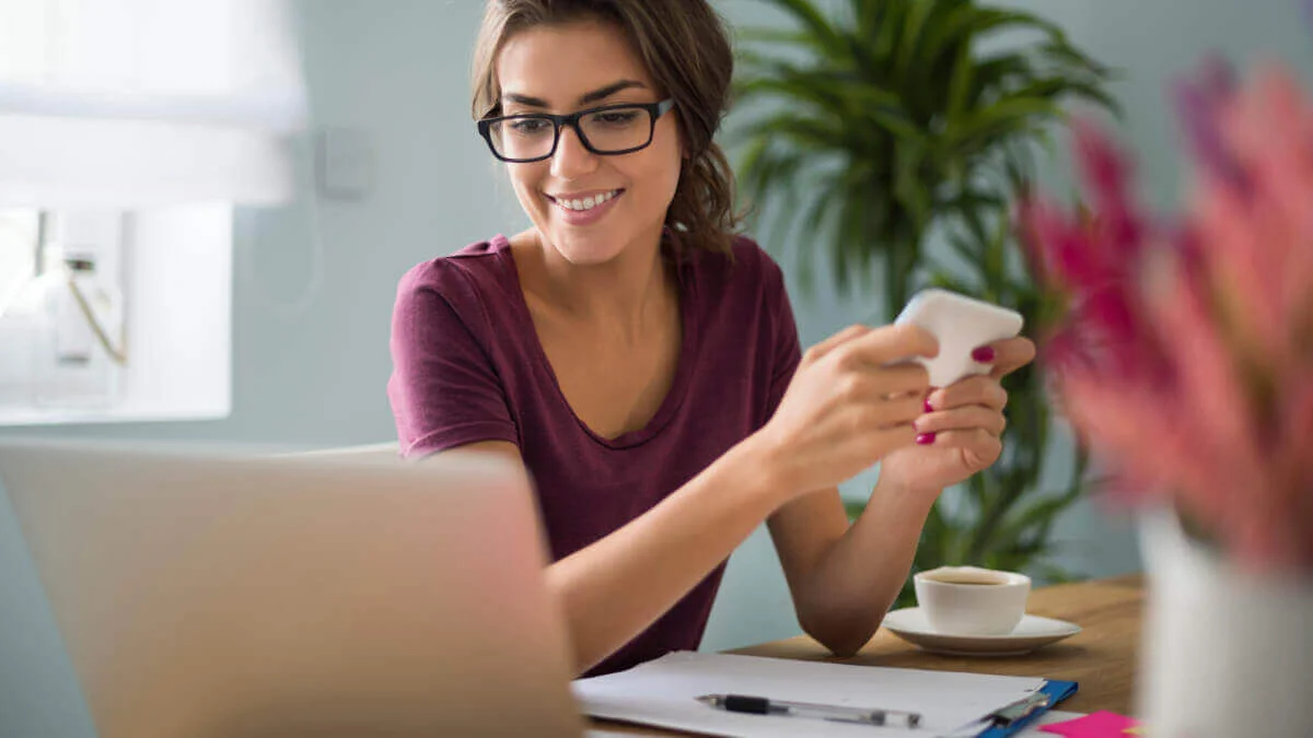 Mujer trabajando en oficina